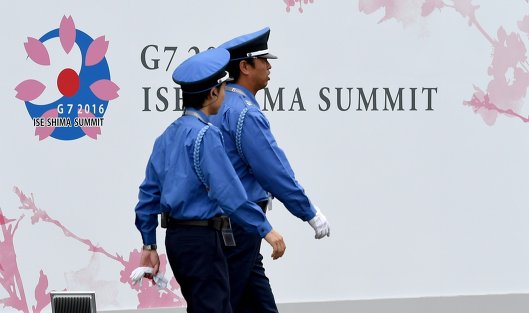 Сотрудники службы безопасности возле медиа-центра в преддверии саммита G7 в Японии