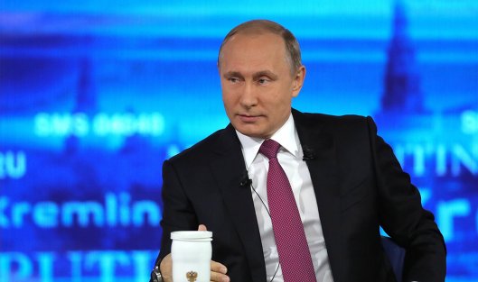 Президент РФ Владимир Путин отвечает на вопросы россиян в основной студии московского Гостиного двора во время ежегодной специальной про