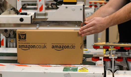 Упаковка товаров на складе компании Amazon в Великобритании